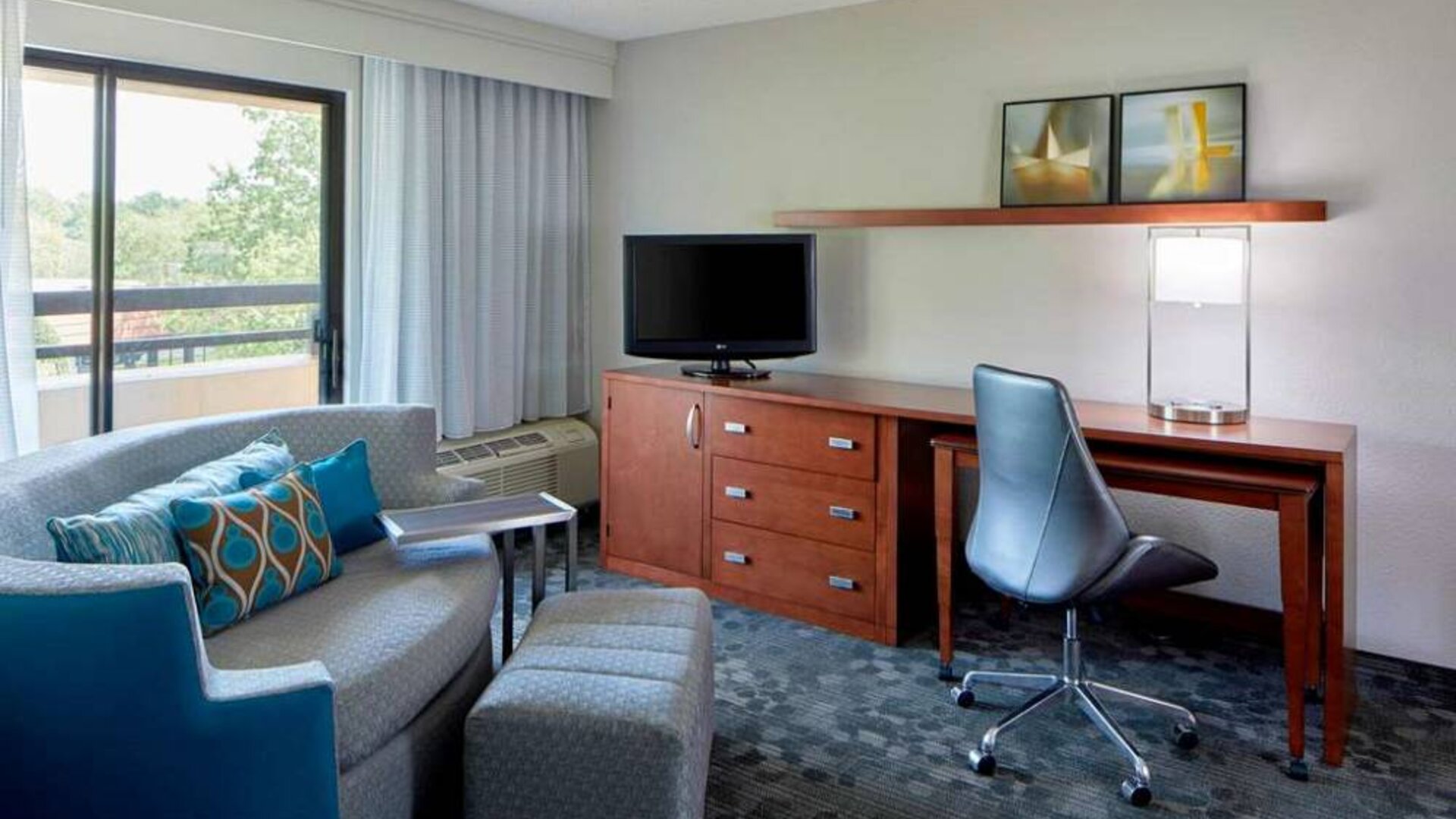 Day room with work desk at Sonesta Select Raleigh Durham Airport Morrisville.