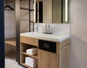 Guest bathroom at Motto By Hilton Rotterdam Blaak.