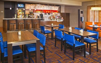 Dining room at Sonesta Select Tinton Falls Eatontown.