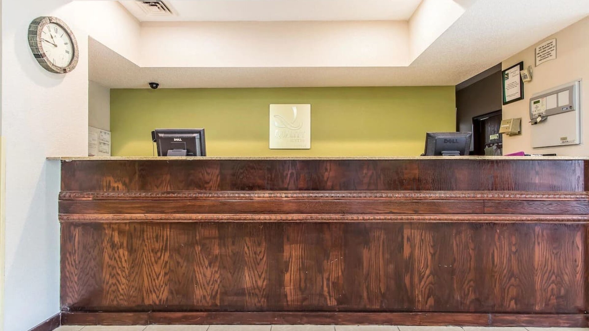 Reception desk at Quality Inn & Suites, La Vergne.