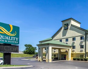 Parking at Quality Inn & Suites, La Vergne.