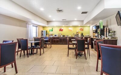 Restaurant at Quality Inn & Suites, La Vergne.
