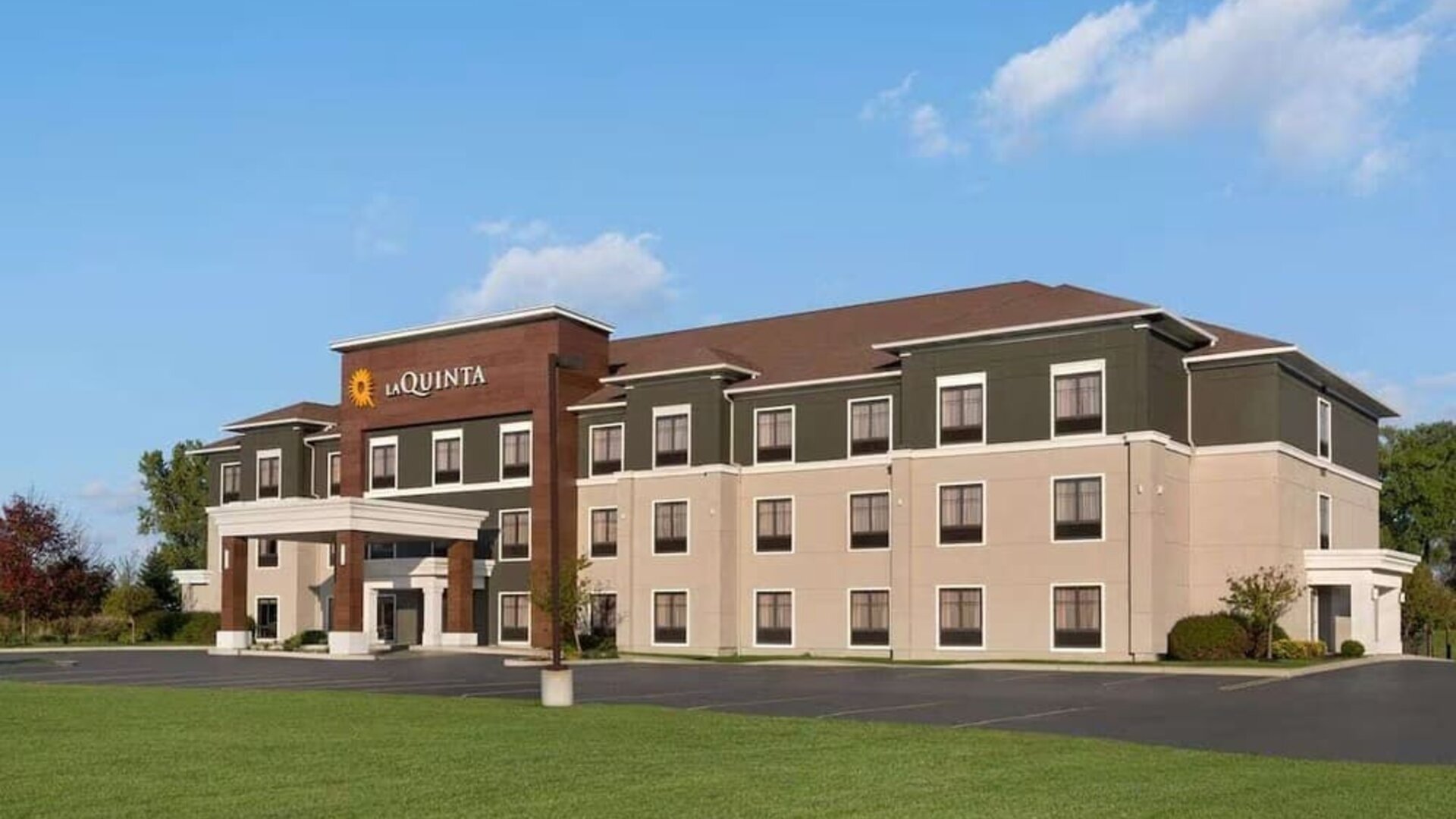 Hotel exterior at La Quinta Inn & Suites By Wyndham Lackawanna.