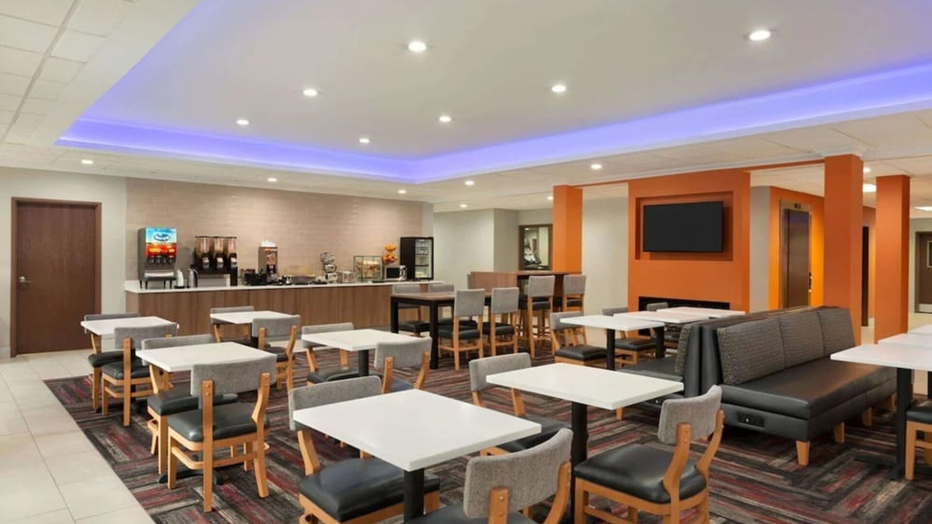 Dining room at La Quinta Inn & Suites By Wyndham Lackawanna.