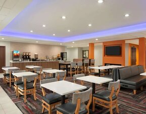 Dining room at La Quinta Inn & Suites By Wyndham Lackawanna.