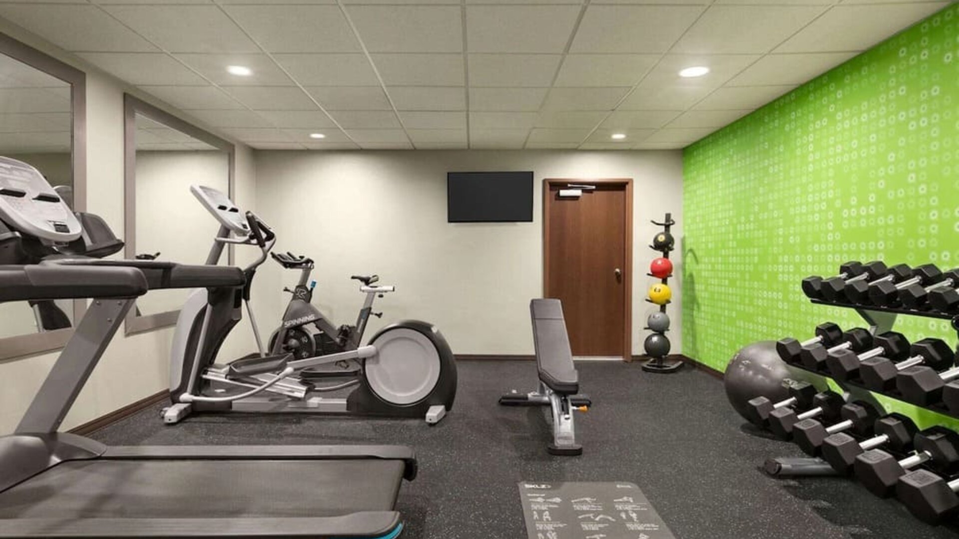 Fitness center at La Quinta Inn & Suites By Wyndham Lackawanna.