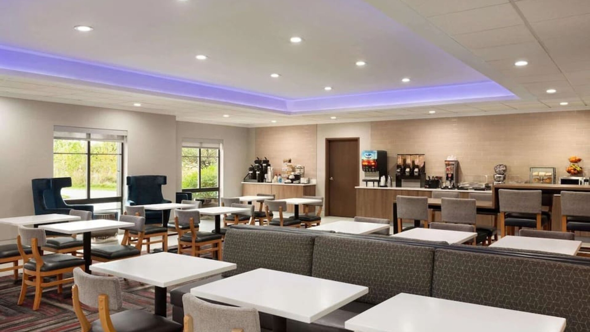Dining room at La Quinta Inn & Suites By Wyndham Lackawanna.