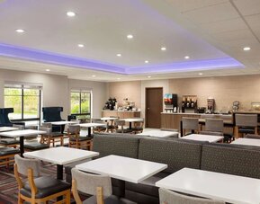 Dining room at La Quinta Inn & Suites By Wyndham Lackawanna.