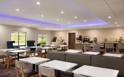 Dining room at La Quinta Inn & Suites By Wyndham Lackawanna.