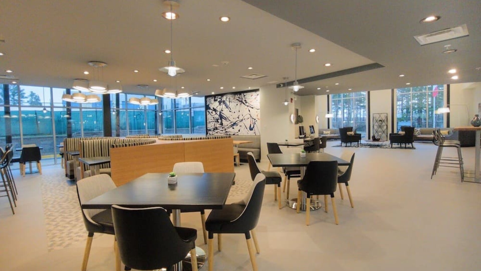 Dining area at Radisson Hotel Atlanta Airport.