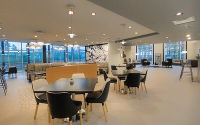 Dining area at Radisson Hotel Atlanta Airport.