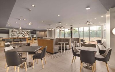 Dining area at Radisson Hotel Atlanta Airport.