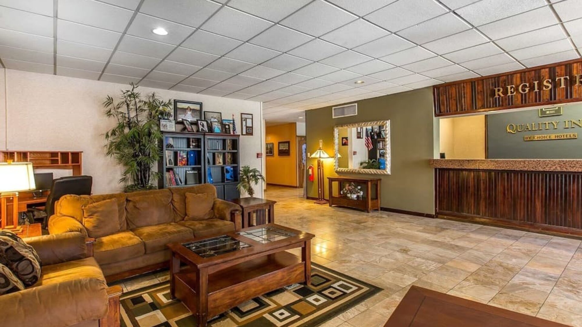 Lobby seating at Quality Inn On Historic Route 66.