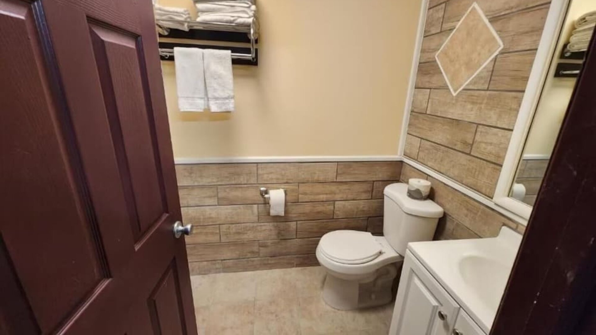 Guest bathroom at Starlite Motor Inn Absecon.