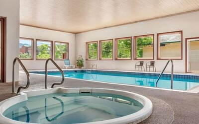 Hot tub at Quality Inn & Suites Vernon.