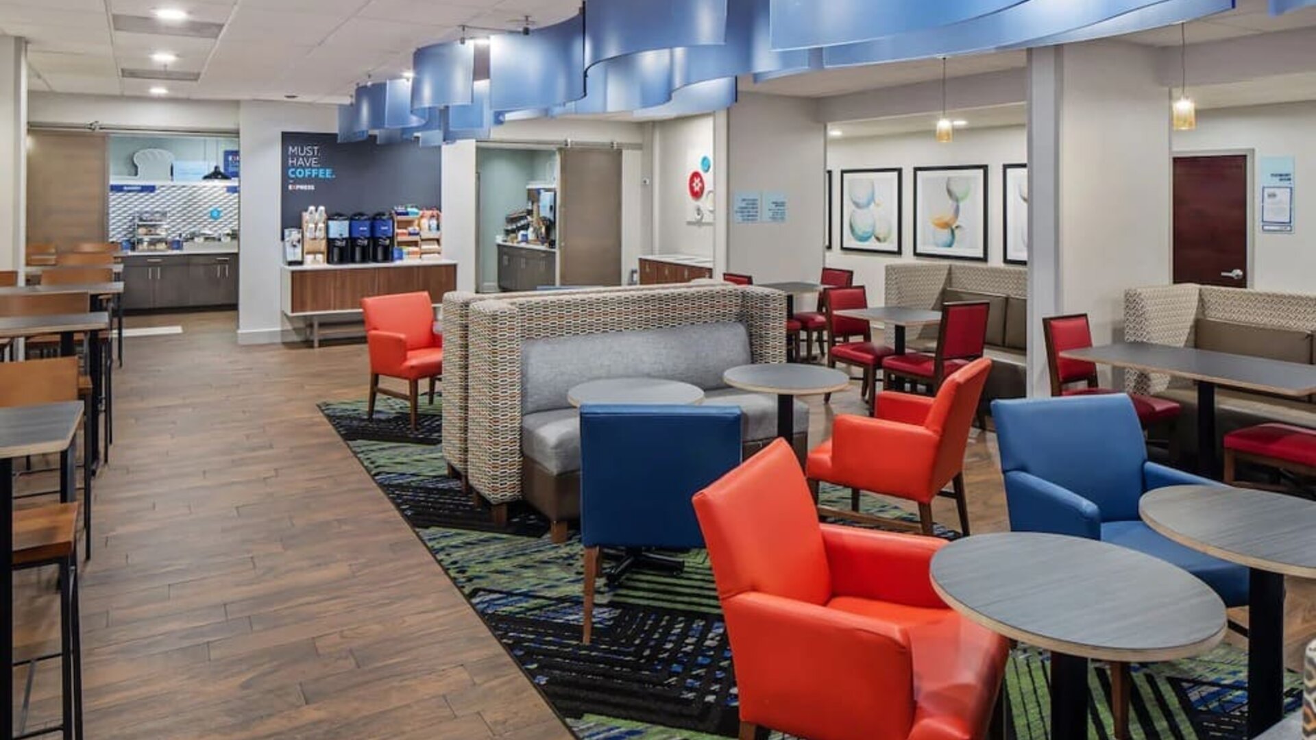 Lobby lounge at Holiday Inn Express Atlanta Airport - College Park By IHG.