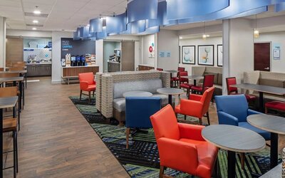 Lobby lounge at Holiday Inn Express Atlanta Airport - College Park By IHG.