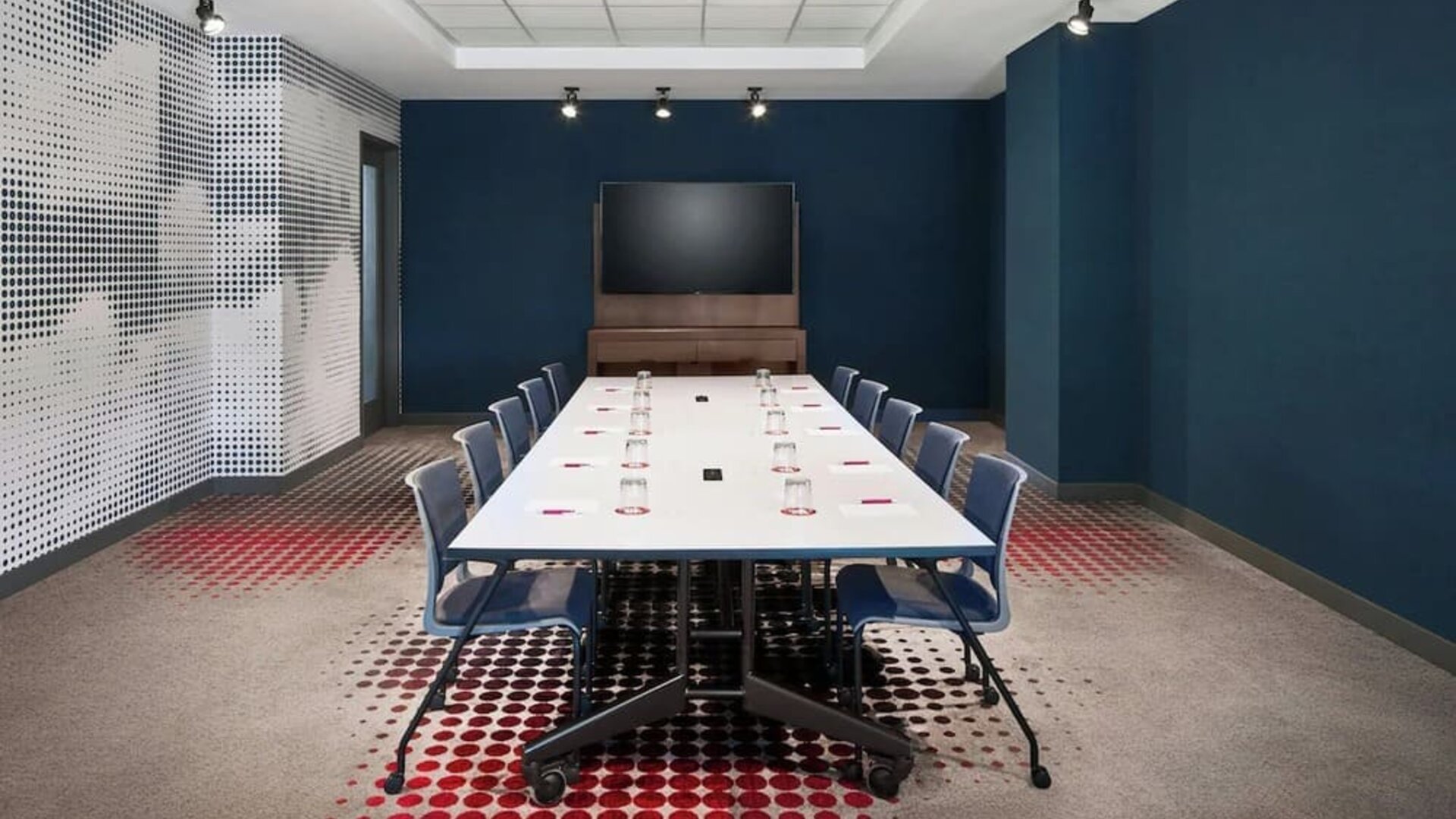 Spacious meeting room at Aloft SFO.