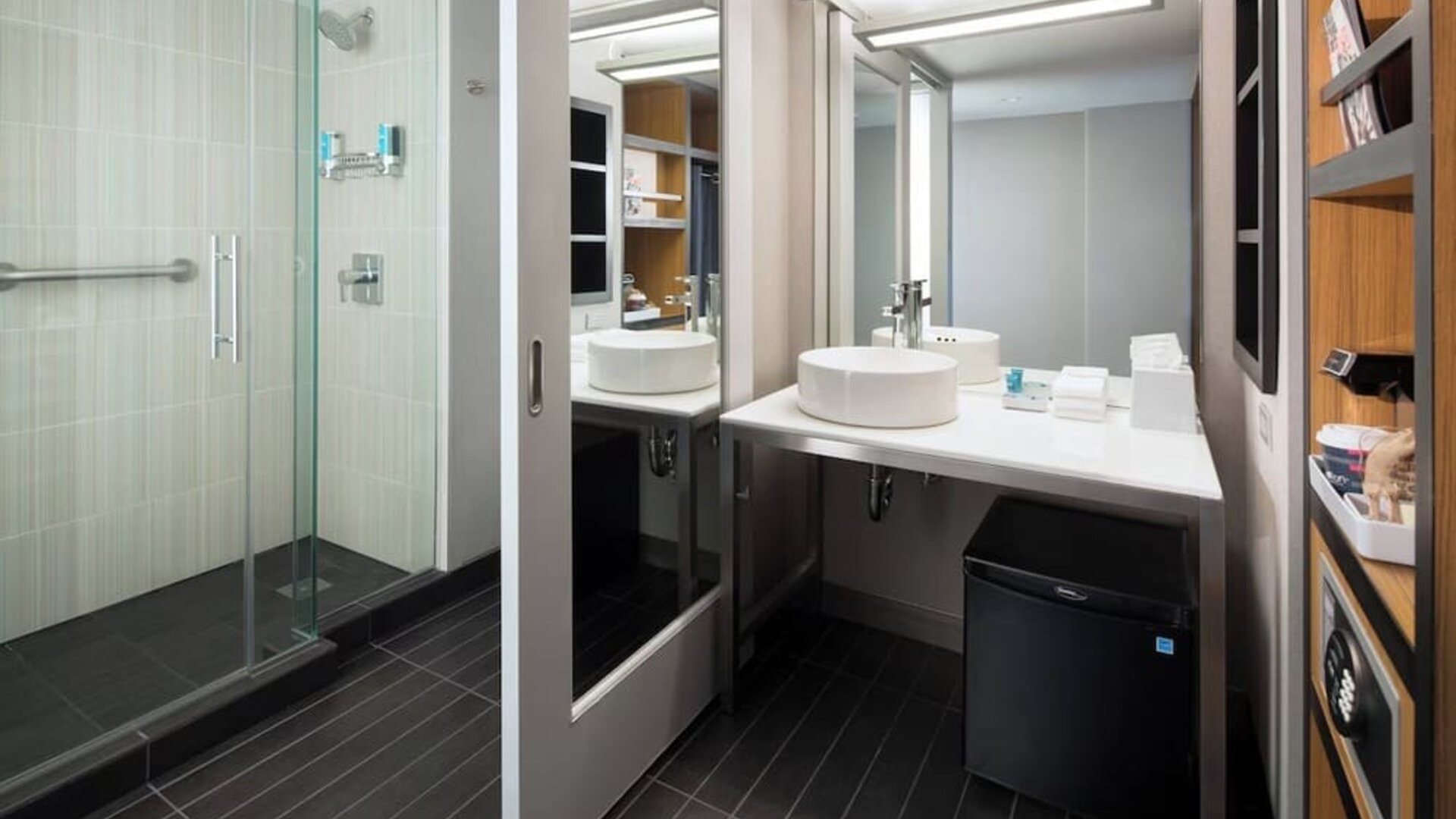 Private bathroom at Aloft SFO.