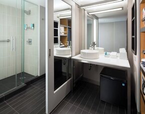 Private bathroom at Aloft SFO.