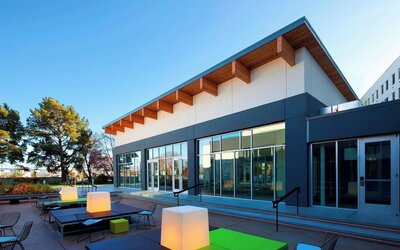 Outdoor space perfect for coworking at Aloft SFO.