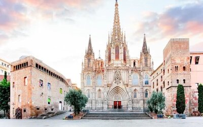 Local land marks at Hotel Moderno Barcelona.