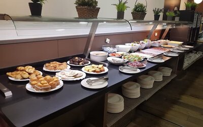 Breakfast available at Hotel Moderno Barcelona.