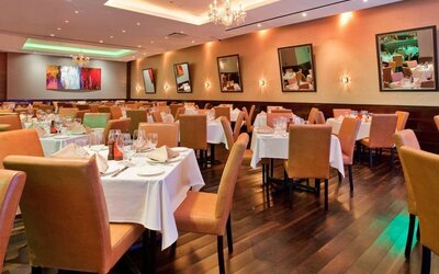 Dining area perfect for coworking at Hilton Garden Inn New York Central Park South Mid-town West.