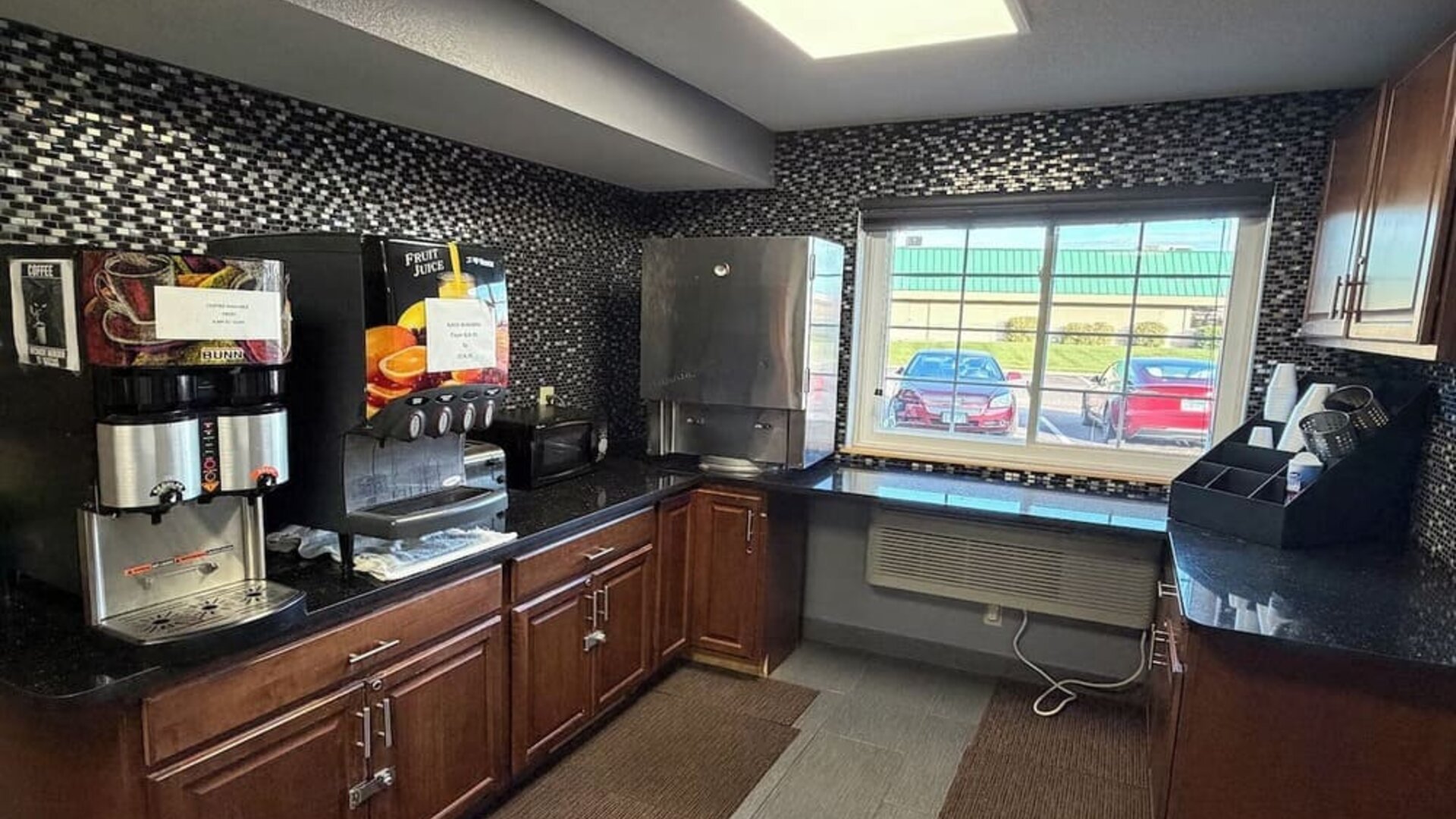 Snack bar at Coratel Inn And Suites By Jasper Stillwater.