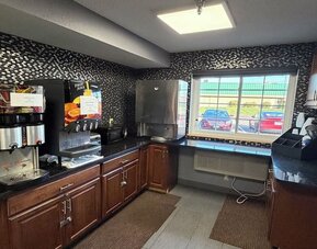 Snack bar at Coratel Inn And Suites By Jasper Stillwater.