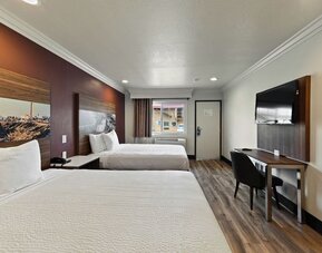 Two beds at Hyland Inn Near Legoland.