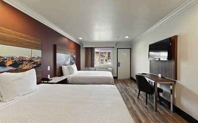 Two beds at Hyland Inn Near Legoland.