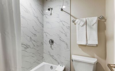 Guest bathroom at Hyland Inn Near Legoland.