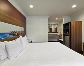 Day use room at Hyland Inn Near Legoland.