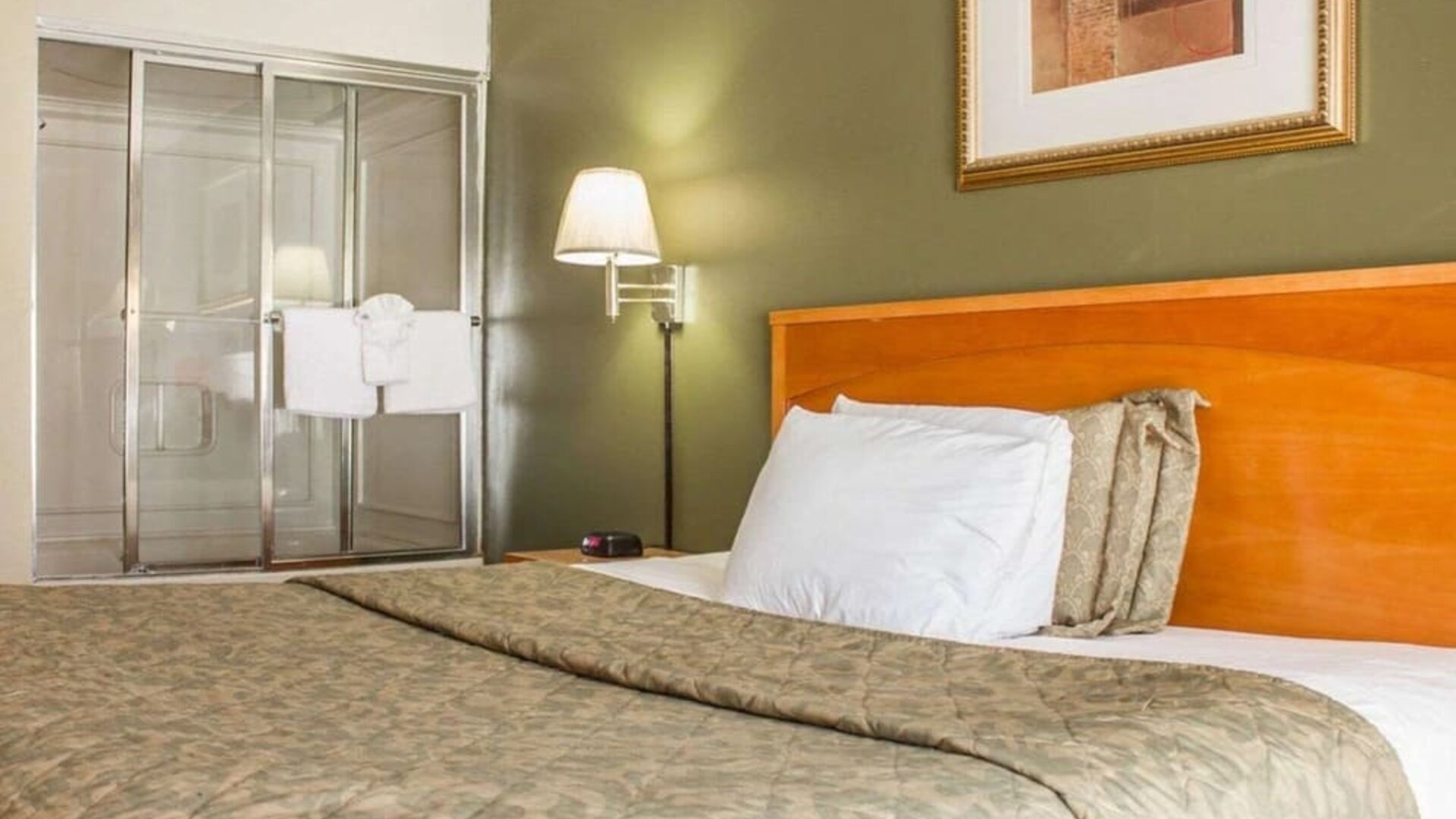 Day use room with tub at Rodeway Inn Huntington Station.