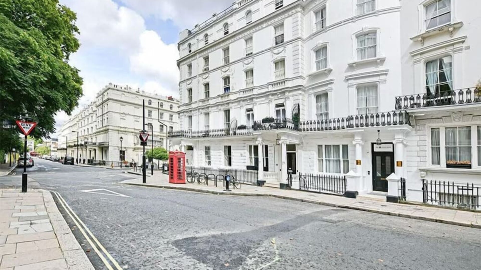 Hotel exterior at The Chapter Hotels - J Hyde Park.