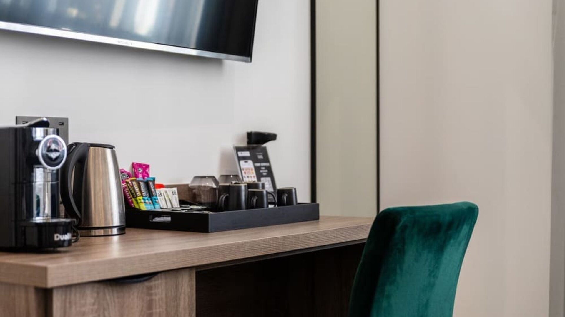 Work desk Front desk at The Chapter Hotels - J Hyde Park.