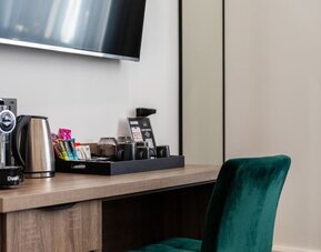 Work desk Front desk at The Chapter Hotels - J Hyde Park.