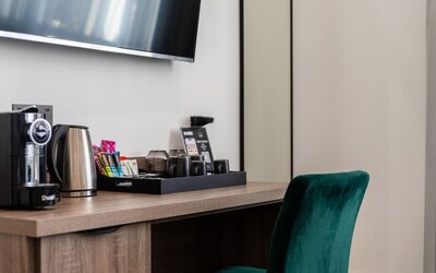 Work desk Front desk at The Chapter Hotels - J Hyde Park.