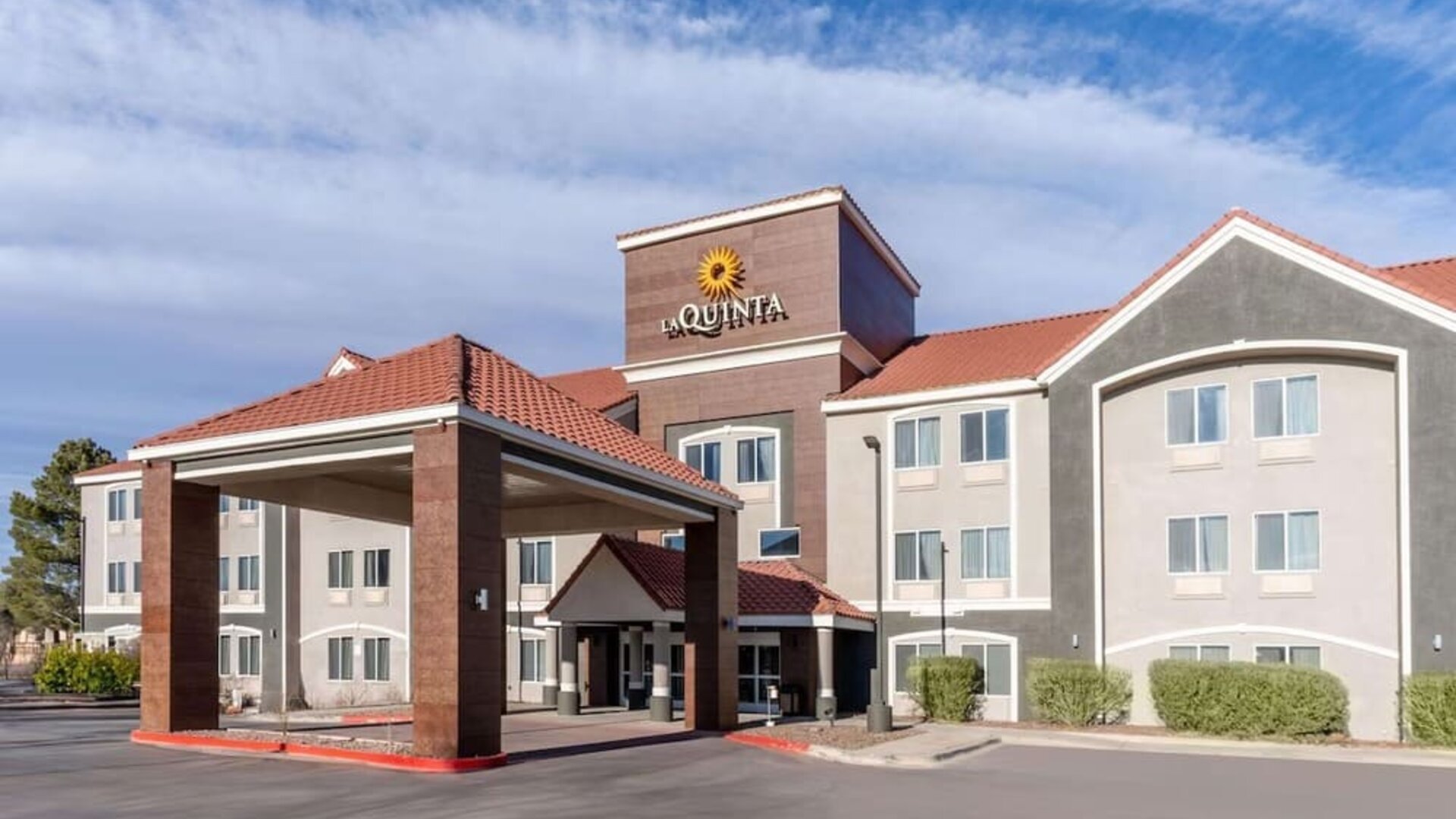 Hotel exterior at La Quinta Inn & Suites By Wyndham Roswell.