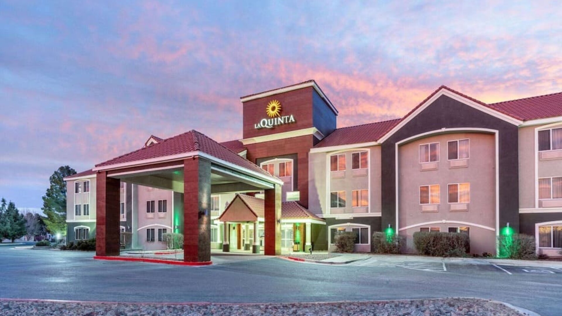 Hotel exterior at La Quinta Inn & Suites By Wyndham Roswell.