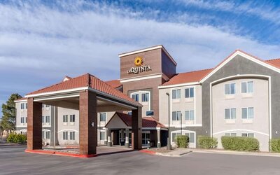Hotel exterior at La Quinta Inn & Suites By Wyndham Roswell.