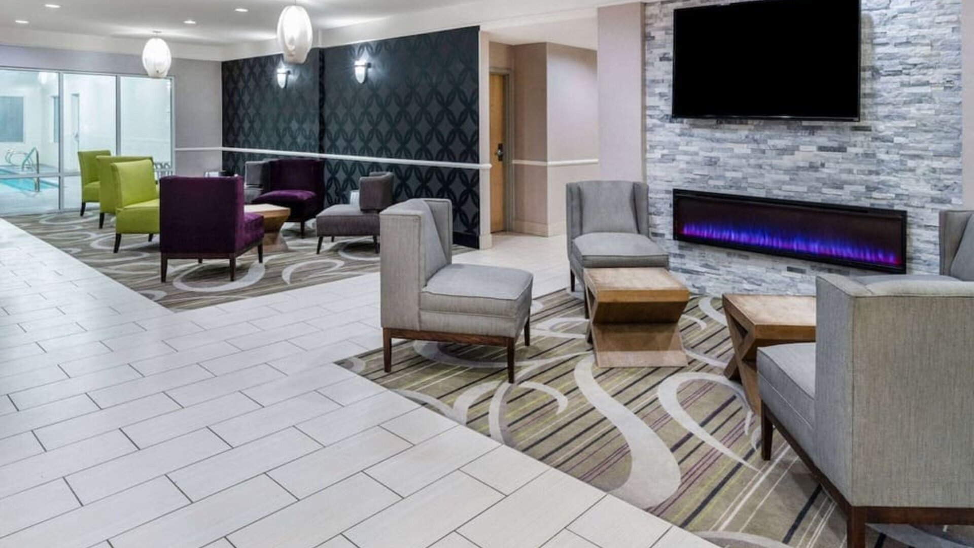 Lobby seating at La Quinta Inn & Suites By Wyndham Roswell.