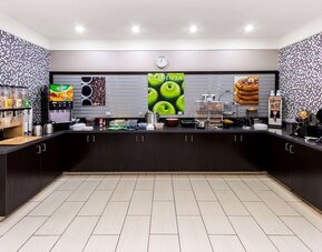 Breakfast available at La Quinta Inn & Suites By Wyndham Roswell.