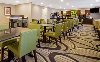 Dining area at La Quinta Inn & Suites By Wyndham Harrisburg Airport Hershey.