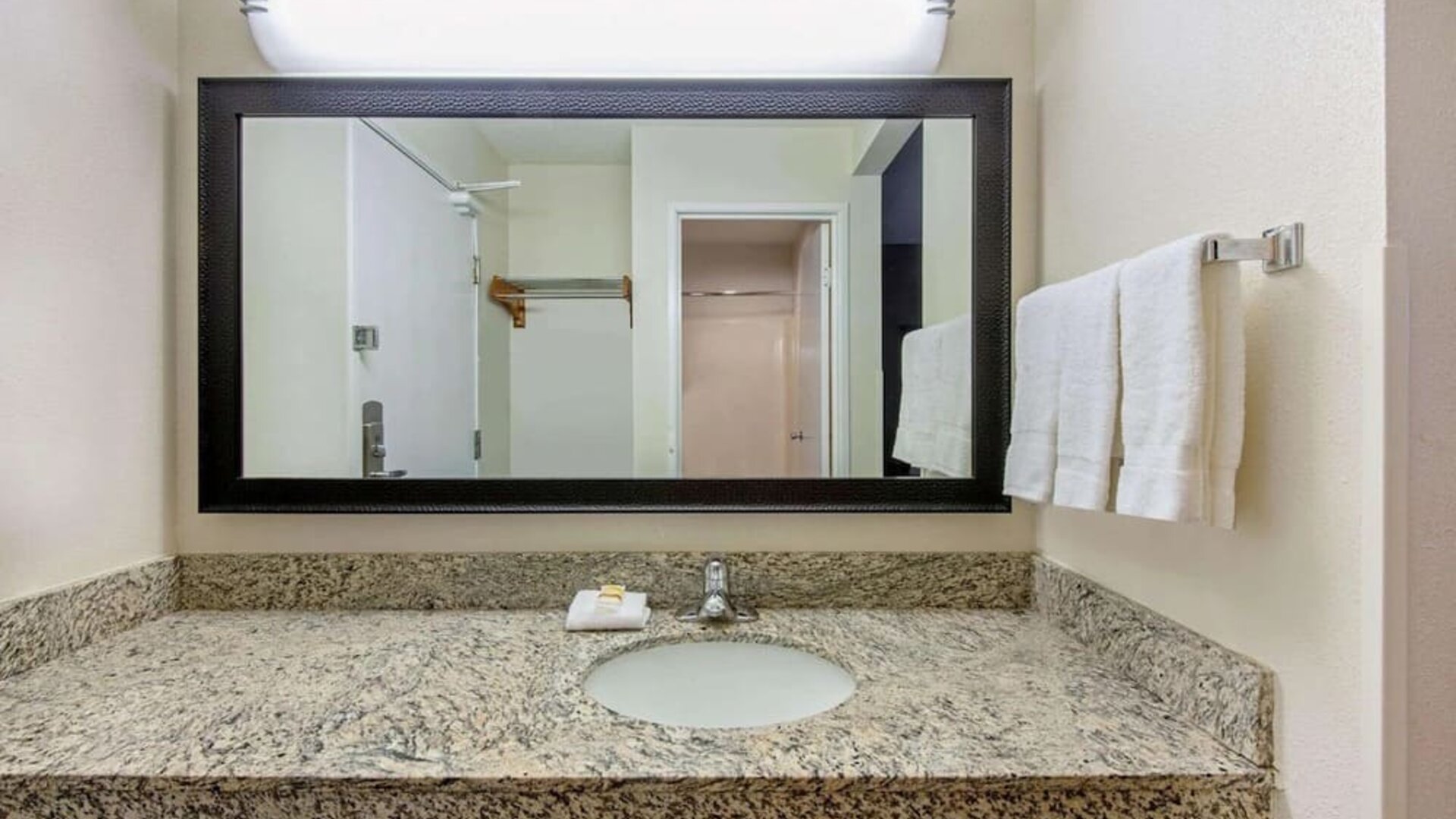 Private bathroom at La Quinta Inn & Suites By Wyndham Harrisburg Airport Hershey.