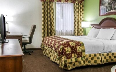 Day use room with work desk at Clarion Inn I-94 Near Expo Center.
