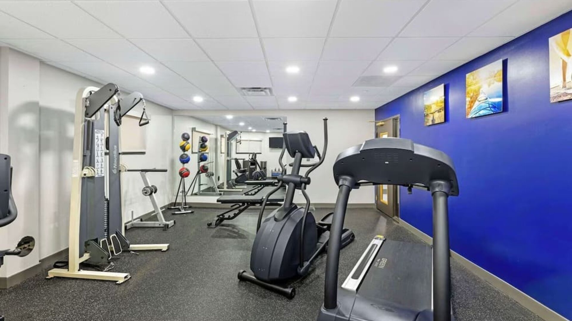 Fitness center at Comfort Inn & Suites Arlington Heights - Schaumburg.