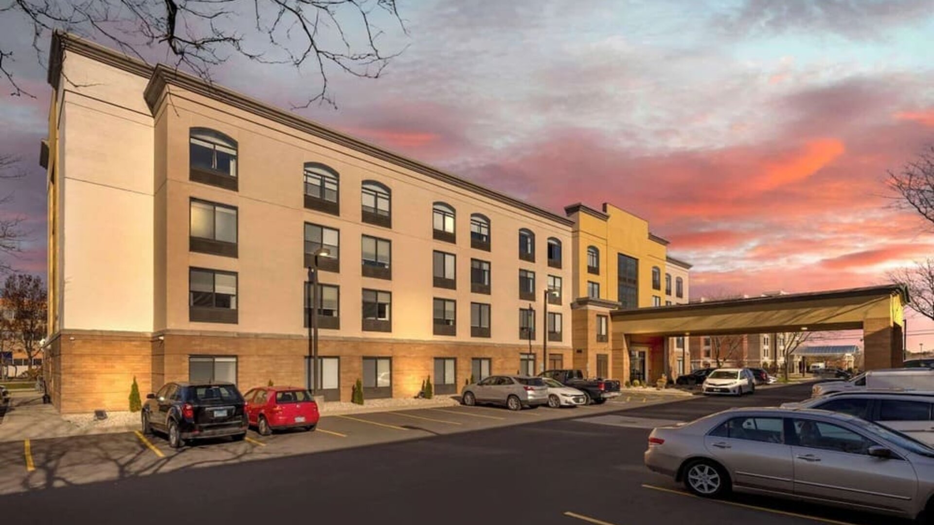 Parking area at Comfort Inn & Suites Arlington Heights - Schaumburg.