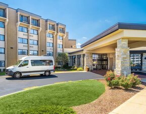 Shuttle service at Crowne Plaza Milwaukee Airport By IHG.